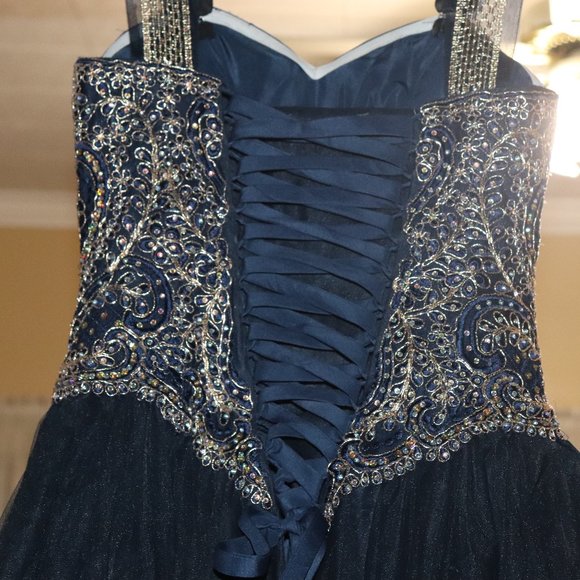 QUINCEANERA DRESS (PLUS DOLL, BOUQUET,  PHOTO ALBUM, HAIR PIN) - Picture 5 of 13